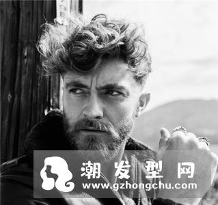 男士烫发纹理发型 将自己打造得更潮