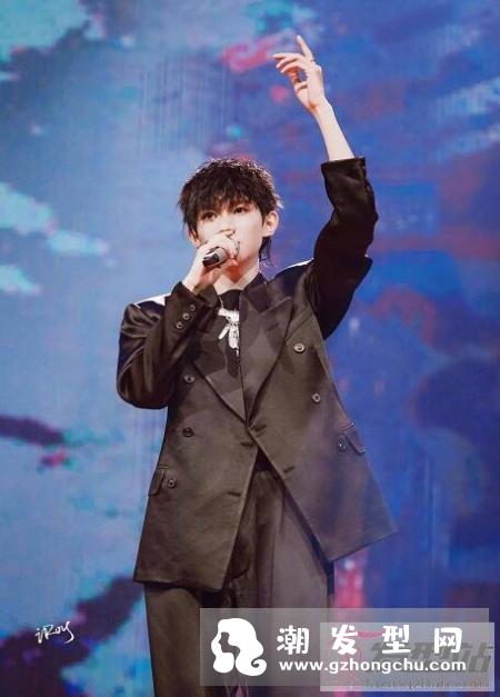 锡纸烫发型图男 王源锡纸烫搭配黑色西装超级帅