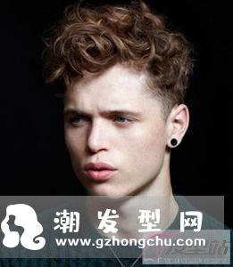 男生适合的烫发发型 小卷烫发灵动显发量