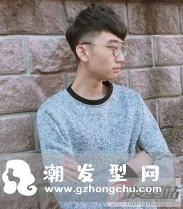 网红男生发型这款齐刘海锅盖头是深受网红喜欢的发型