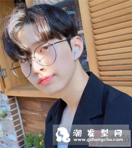 戴眼镜男生适合什么发型 近视眼也帅翻天