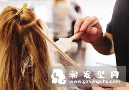 染奶奶灰头皮多处发红 染发前这些事项一定要注意