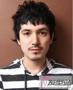 男生自然卷发型推荐 选对发型让你帅气迷人