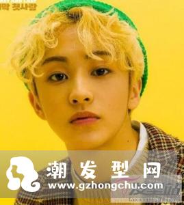 纹理烫发型图男中分 简约自然中不乏帅气