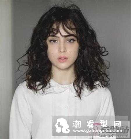“泡面头”也不比羊毛卷差 蓬松显瘦打造小脸