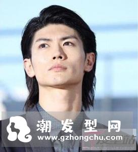 男生日系长发发型 慵懒中不乏个性魅力