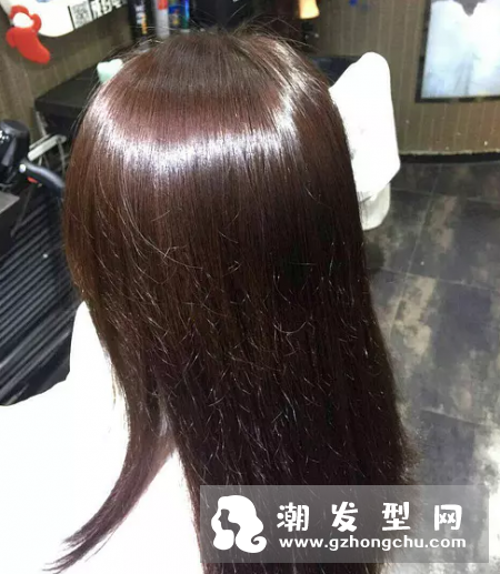 巧克力色头发在阳光下的颜色 和棕色的区别