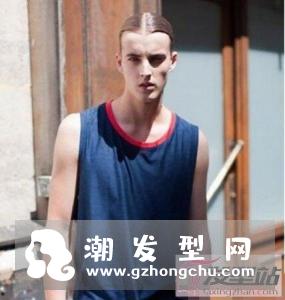 男士中分发型烫发 时尚感满满很有亲和力