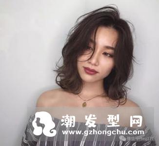 锁骨发应该烫什么卷好看 发尾微卷优雅减龄兼备