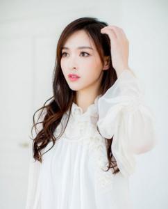 唐嫣中长发卷发发型图片 波浪卷好女人