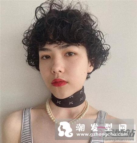 时尚短发羊毛卷 重返18岁少女颜值