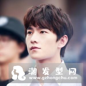 杨洋头发染过什么颜色 黑色奶奶灰蓝色棕色