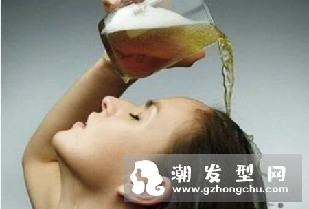 啤酒洗头有副作用吗 用啤酒洗头发会变色怎么回事