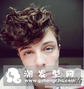 男短发能烫什么发型好看 小波浪卷帅气来袭