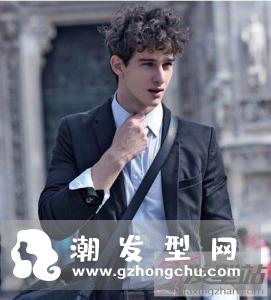 男生自然卷发型推荐 选对发型让你帅气迷人