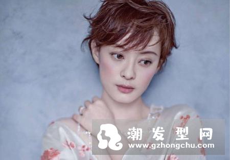 男学生剃两边发型 清爽酷炫展现青春活力