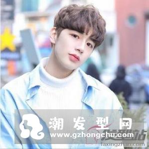 微烫发型男蓬松学生 阳光帅气尽显青春活力