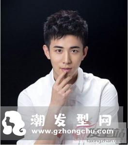 头发少的男生适合发型 帅气卷发让你重塑自信