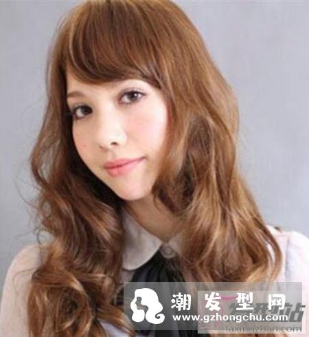 长发女生芭比烫发型 瘦脸精致如芭比娃娃