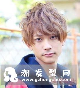 经典男生短发铲两边 三七分背头“切一道”更酷