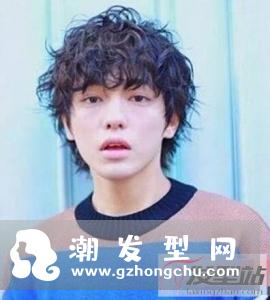 男士短发小卷烫发发型 洋气灵动呈现完美脸型