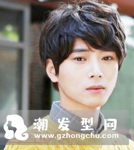 2018男生发型流行趋势 简约纹理烫成主流