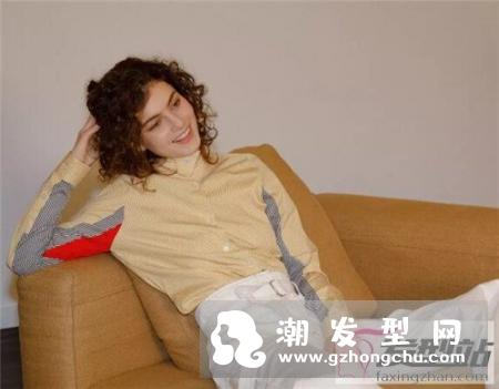 “泡面头”也不比羊毛卷差 蓬松显瘦打造小脸