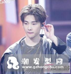 男士中分发型烫发 时尚感满满很有亲和力