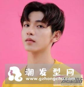 男士中分发型烫发 时尚感满满很有亲和力