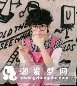 男生日式短卷发 满头小卷发很流行
