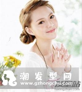 自己可以扎的简单发型 侧边花苞头甜美又减龄