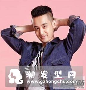 男学生剃两边发型 清爽酷炫展现青春活力
