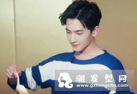 杨洋最新发型图片 三七分加逗号刘海