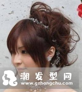 适合戴皇冠的发型 打造浪漫梦幻公主
