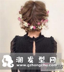 鲜花优雅盘发 打造唯美田园风