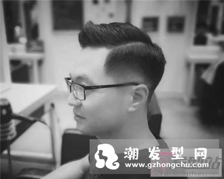 经典男生短发铲两边 三七分背头“切一道”更酷