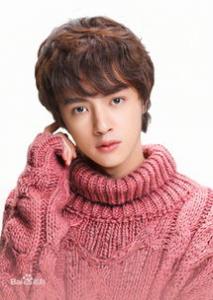 大旁分中分卷发平头 2019男生发型流行这款