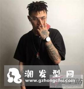 男生短发黑人烫造型 吸睛亮眼制造高回头率
