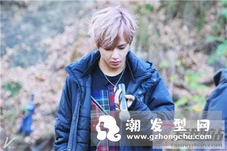 超人气纹理烫男生短发发型 时尚有型展现百变魅力