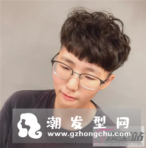 秋冬男生剪这两款最潮 个性渐变发复古锅盖
