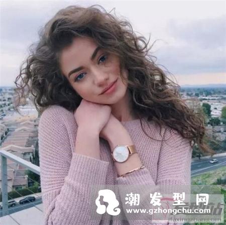 “泡面头”也不比羊毛卷差 蓬松显瘦打造小脸