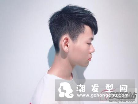 男生冰河蓝发色真的好酷 神秘气息让人摸不透