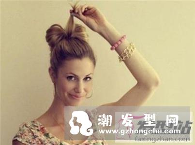 简单时尚蝴蝶结盘发 特别减龄回头率超高