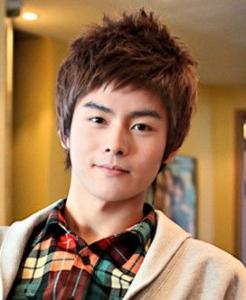 男生烫发流行哪款 层次感清新纹理烫