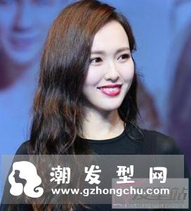 女生三七分偏分发型 搭配卷发设计超瘦脸
