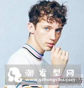 适合男生的烫发发型 小卷烫发减龄又洋气