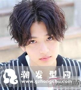 纹理烫发型图男中分 简约自然中不乏帅气