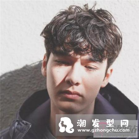 推后边烫发发量少的男生不容错过的烫发款式