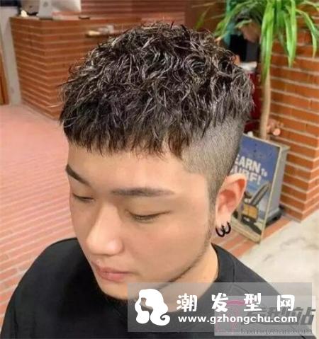 男生复古纹理烫发型 不同风格领时尚潮流