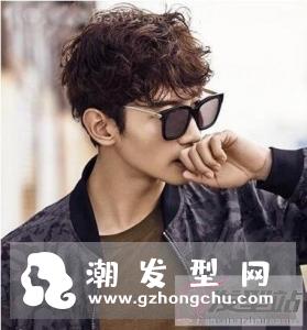头发少的男生适合发型 帅气卷发让你重塑自信